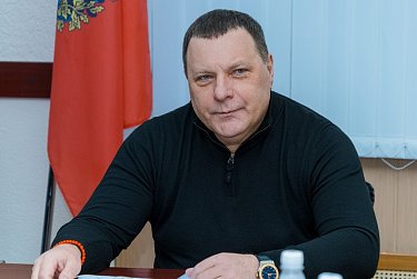 Кто ответит за мусор и заросший двор?